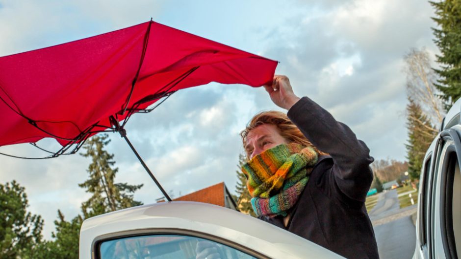 Cum să îți protejezi mașina de daunele cauzate de vremea extremă