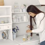 Casa cu rafturi decorative pe pereți mici, greu de folosit