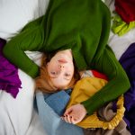 Haine potrivite pentru umiditate ridicată: materiale și croieli care rămân confortabile