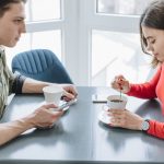 Cum să oferi feedback unei persoane apropiate fără să rănești
