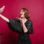 Live shopping-ul în fashion: cum combină divertismentul cu vânzarea