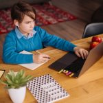 De ce alfabetizarea digitală devine o abilitate de bază precum cititul