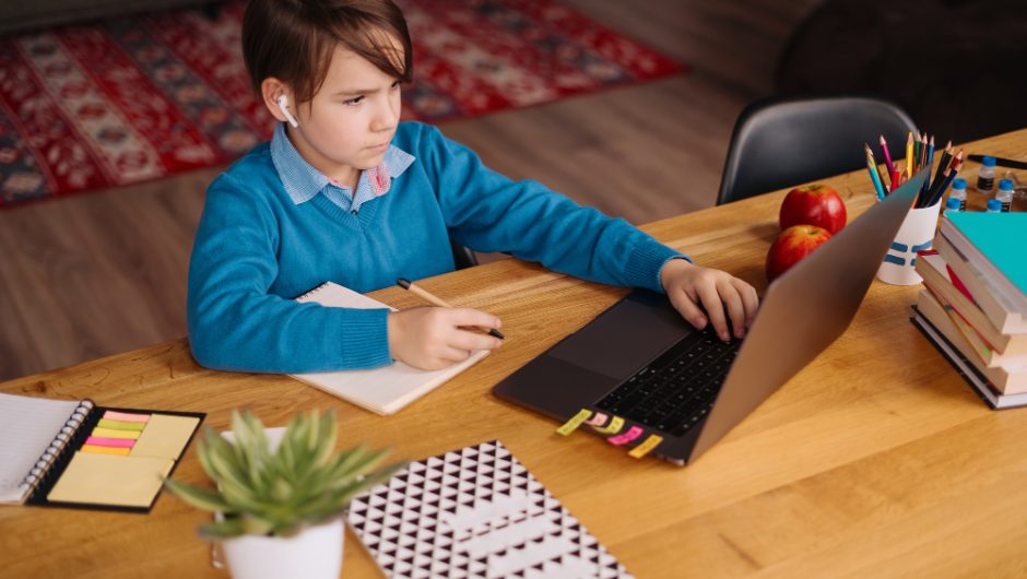 De ce alfabetizarea digitală devine o abilitate de bază precum cititul